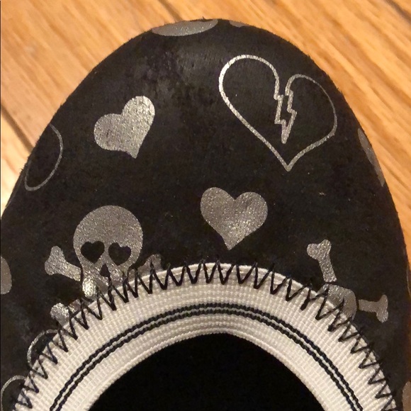 Skull and broken heart flats - Picture 5 of 6